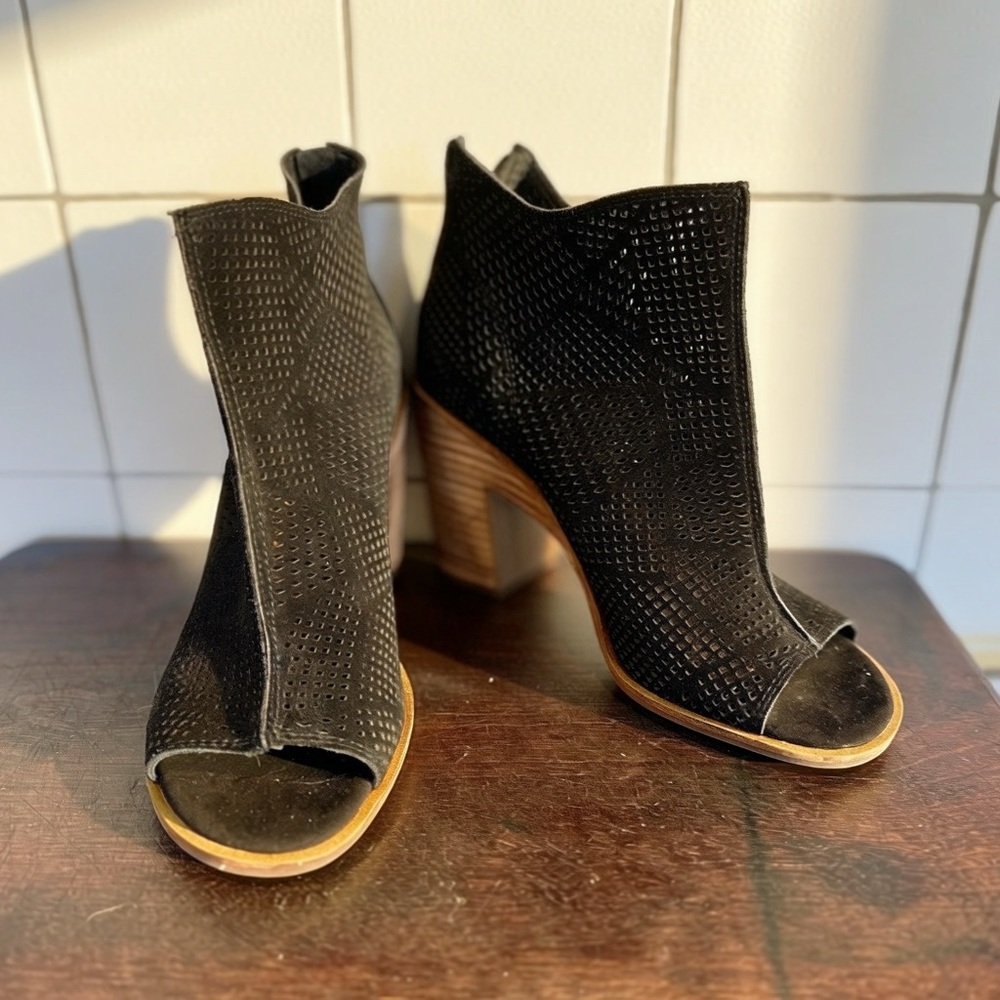 Lucky Brand 💚Vacob 💚 Suede Ankle Bootie sz 7.5